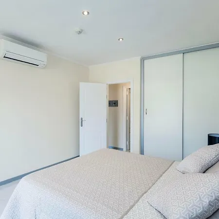 Luxury Apartment *